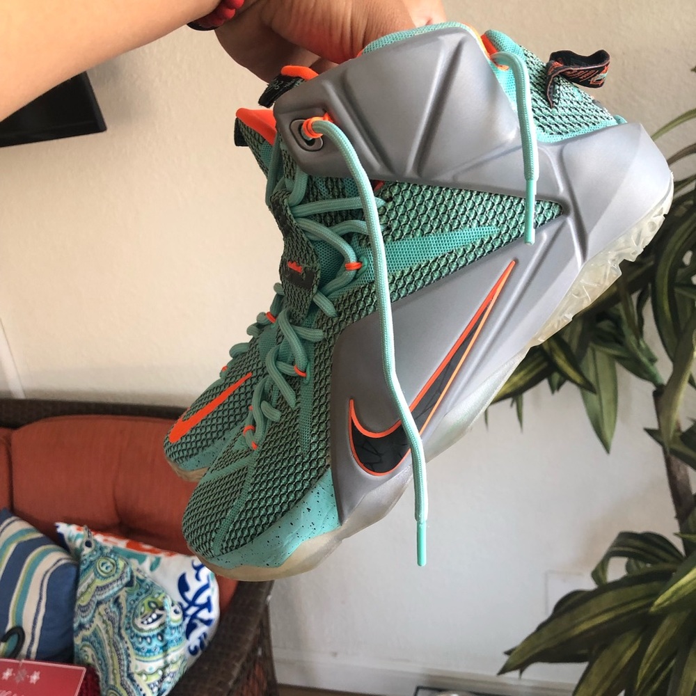 Lebron 12 size 9, good condition. (Pick up only)